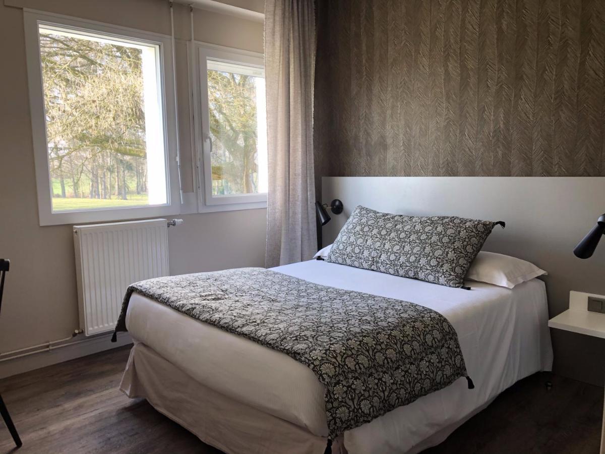 Hotel Le Corbusson Saint-Berthevin Esterno foto